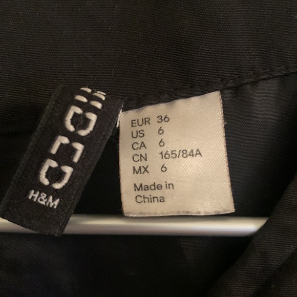 Lightweight staple H&M Divided Black Puffer with silver metal zipper S/M - Picture 5 of 9